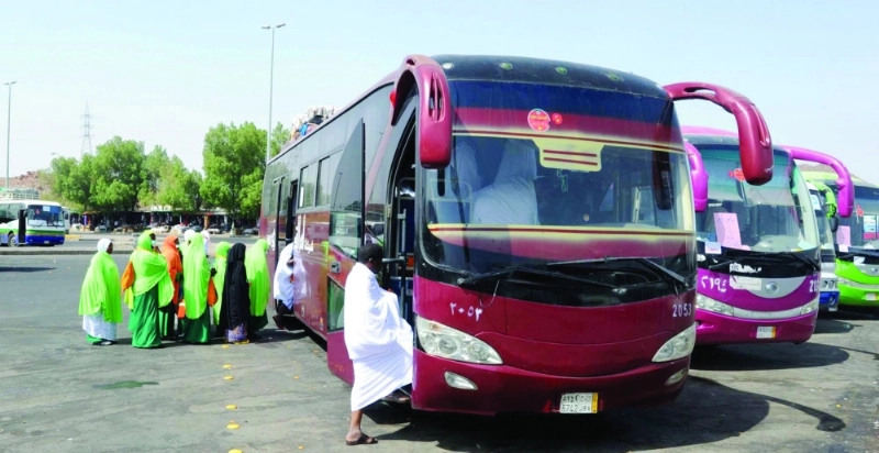 حجاج يهمون بركوب إحدى الحافلات (مكة)