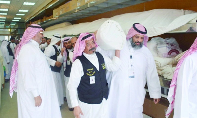 جانب من تهيئة أجزاء الكسوة الجديدة لنقلها إلى الحرم (مكة)