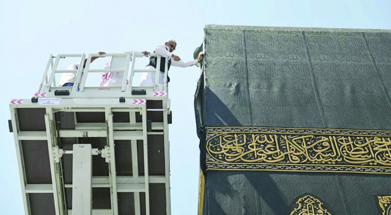 الفريق المعني بتركيب كسوة الكعبة يبدأ في فك المذهبات (واس)