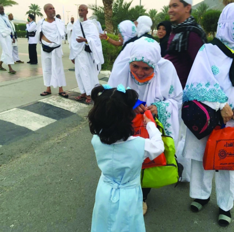 طالبة تقدم هدايا لإحدى الحاجات (مكة)