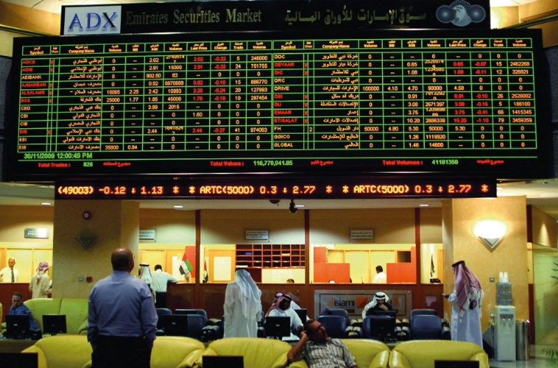 متعاملون في سوق الإمارات المالي (مكة)