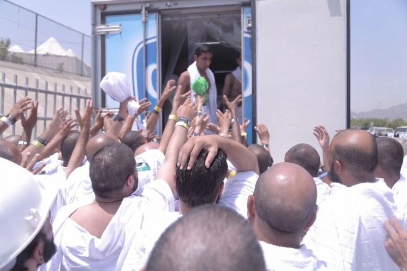 توزيع الوجبات على الحجاج في عرفة