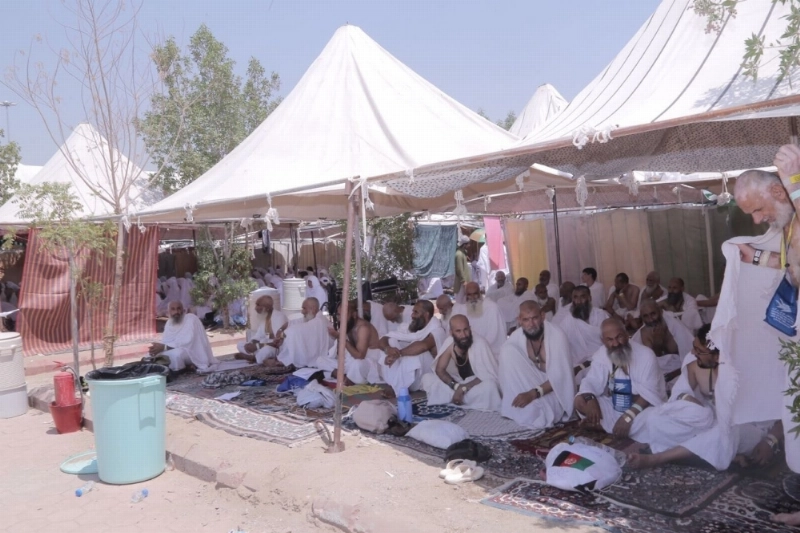 حجاج داخل الخيام في عرفة