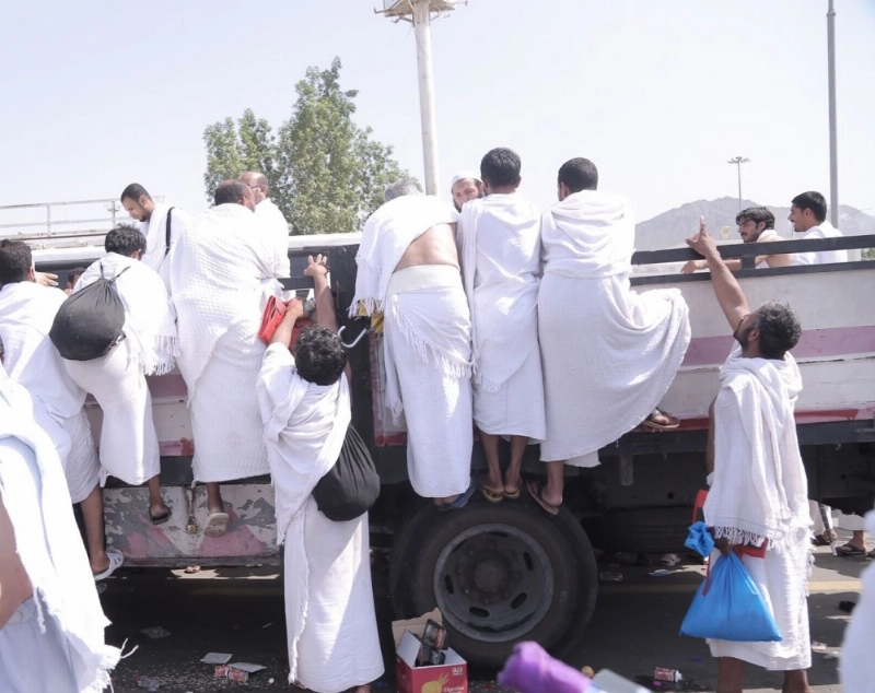 حجاج يتسلقون شاحنة من أجل الوجبات