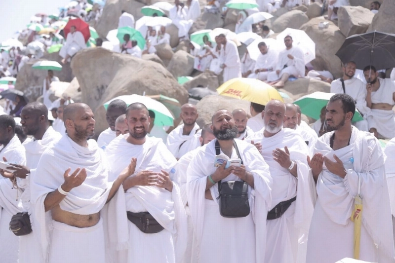 حجاج يدعون على جبل الرحمة