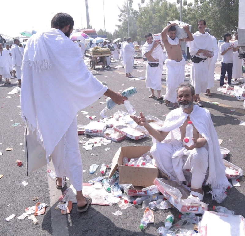 حاج يوزع الماء