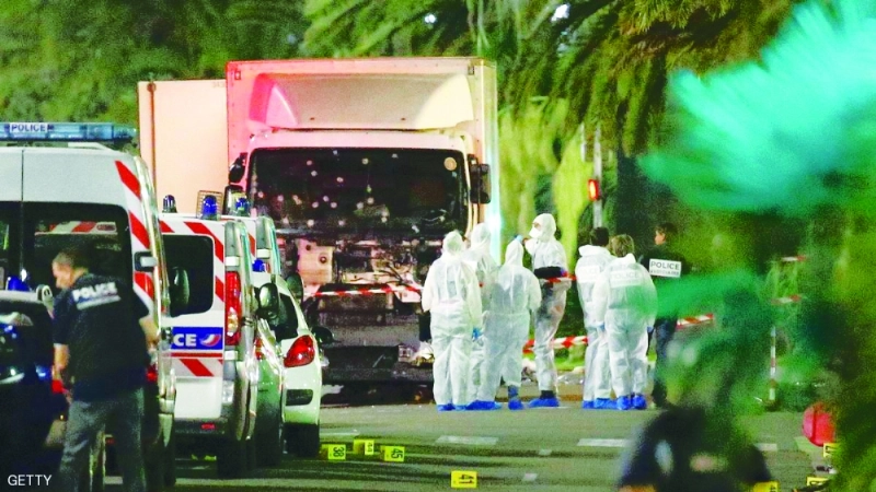 الشرطة الفرنسية بجوار شاحنة الموت في نيس (مكة)