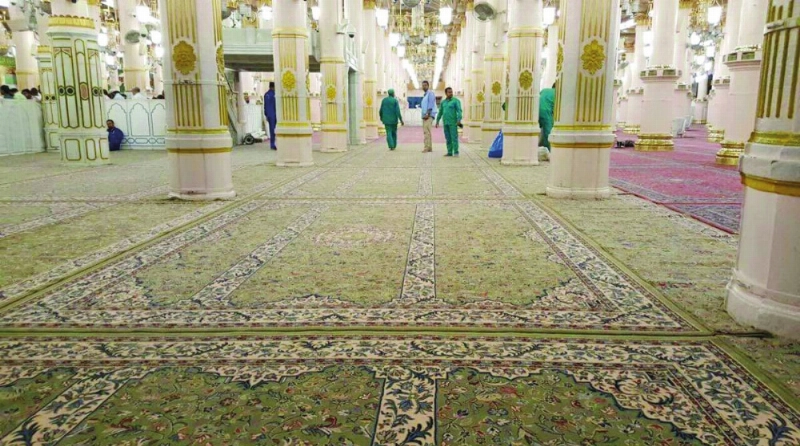 من عملية تجديد سجاد الروضة الشريفة (واس)