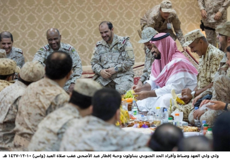 الأمير محمد بن سلمان وضباط وأفراد الحد الجنوبي يتناولون وجبة إفطار عيد الأضحى (واس)