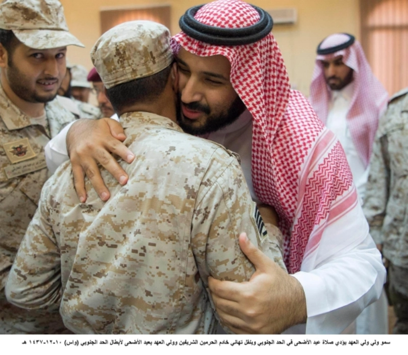 الأمير محمد بن سلمان يعايد أحد أفراد الحد الجنوبي (واس)
