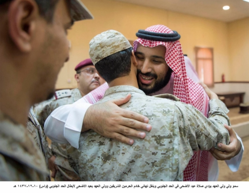 الأمير محمد بن سلمان يعايد أحد ضباط الحد الجنوبي (واس)