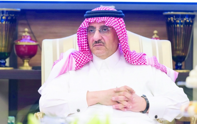الأمير محمد بن نايف لدى تفقده أمس استعدادات قوات الأمن الخاصة المشاركة في مهام حج 1437 هـ (واس)