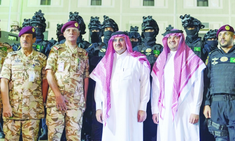 الأمير محمد بن نايف لدى تفقده أمس الأول استعدادات قوات الأمن الخاصة المشاركة في مهام حج 1437 هـ (واس)