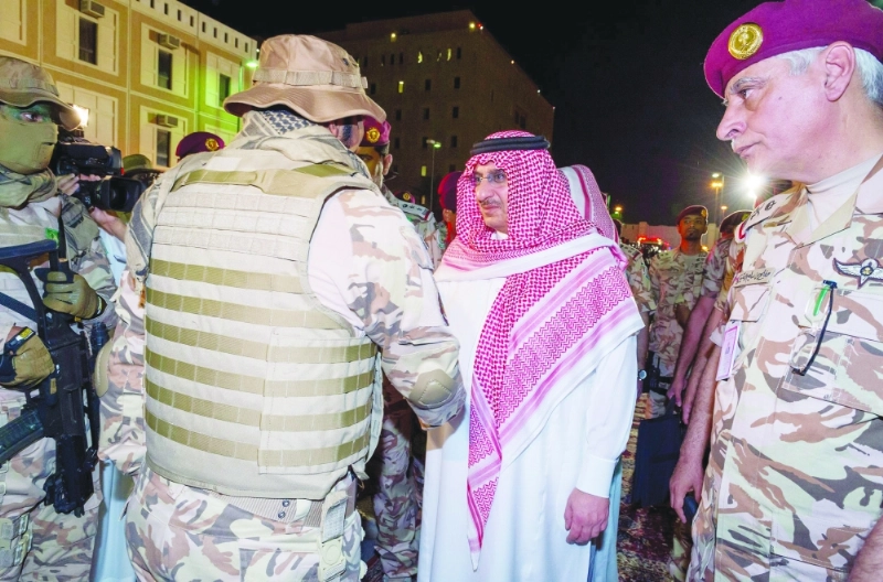 الأمير محمد بن نايف لدى تفقده أمس الأول استعدادات قوات الأمن الخاصة المشاركة في مهام حج 1437 هـ (واس)