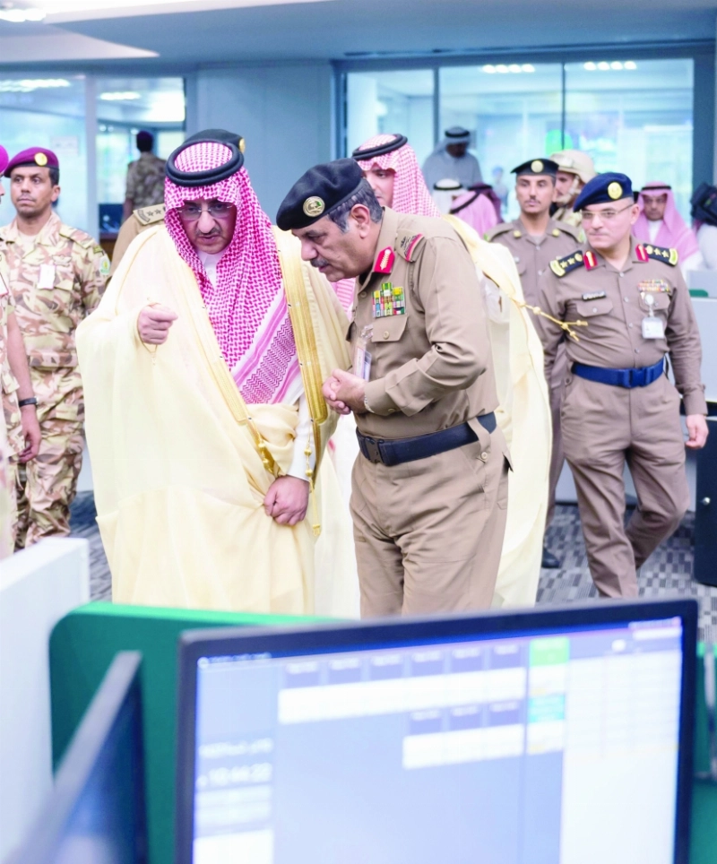 الأمير محمد بن نايف خلال تفقده سير العمل في مركز العمليات الأمنية الموحدة 911 في مكة (واس)