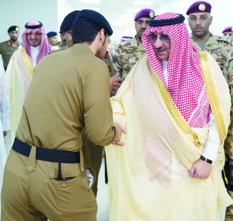 الأمير محمد بن نايف خلال تفقده سير العمل في مركز العمليات الأمنية الموحدة 911 في مكة (واس)