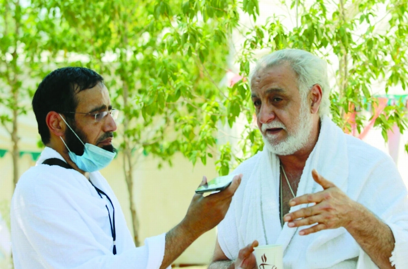 حاج إيراني يتحدث لوكالة الأنباء السعودية أمس