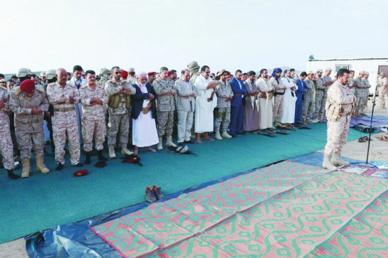 نائب الرئيس اليمني يؤدي صلاة العيد في مأرب أمس (سبأ نت)