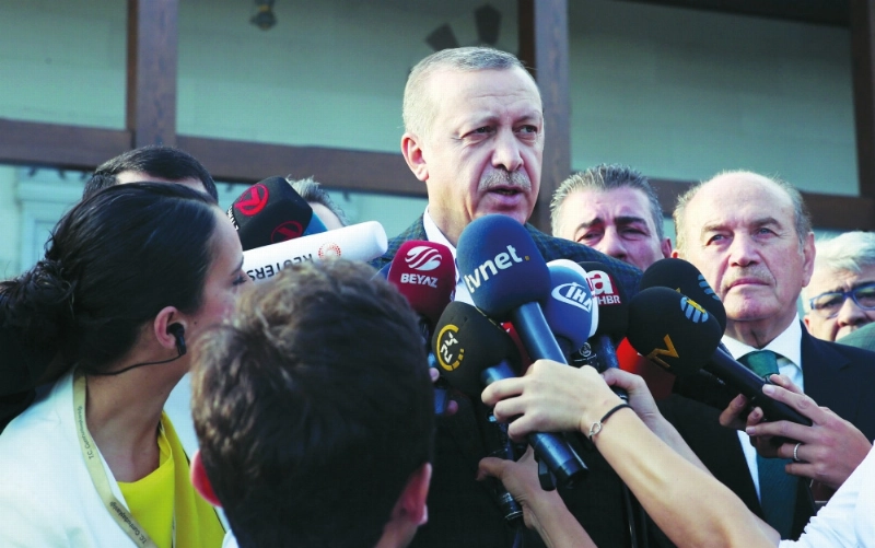 إردوغان يتحدث عقب صلاة العيد بإسطنبول أمس (أ ب)