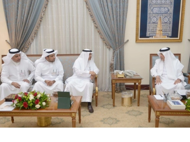 خالد الفيصل لدى استقباله عبدالمعين الشيخ (واس)