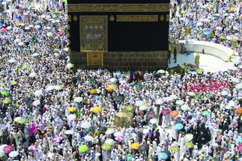 حجاج يطوفون حول الكعبة أمس (مكة)