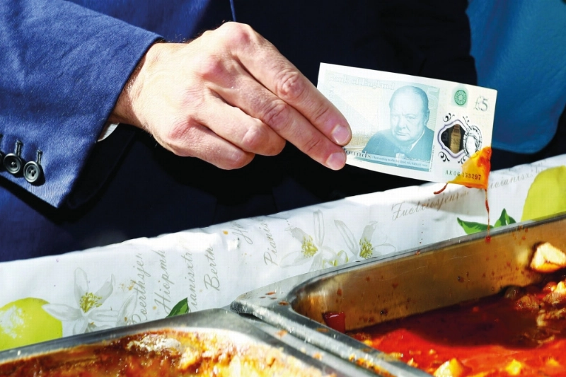 العملة في إناء طعام (أ ف ب)