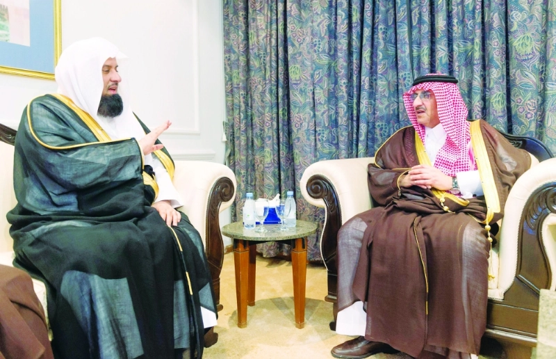 الأمير محمد بن نايف ملتقيا عبدالرحمن السند (واس)