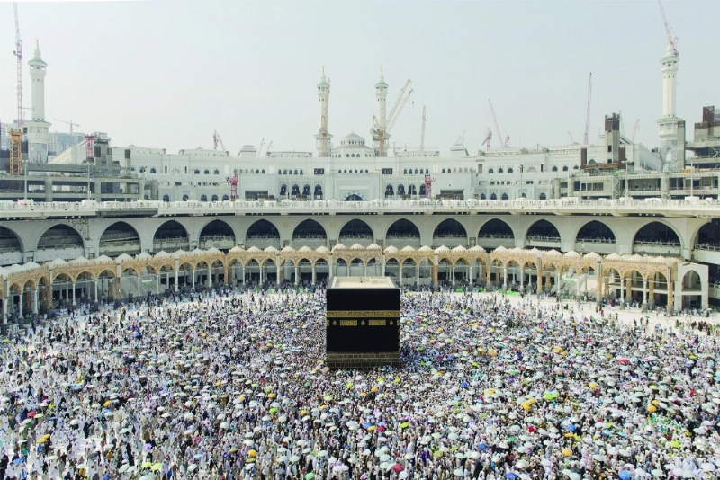 حجاج يطوفون حول الكعبة أمس (مكة)