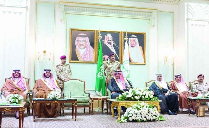 الأمير محمد بن نايف لدى لقائه قادة القطاعات العسكرية المشاركة بالحج أمس الأول في منى (واس)
