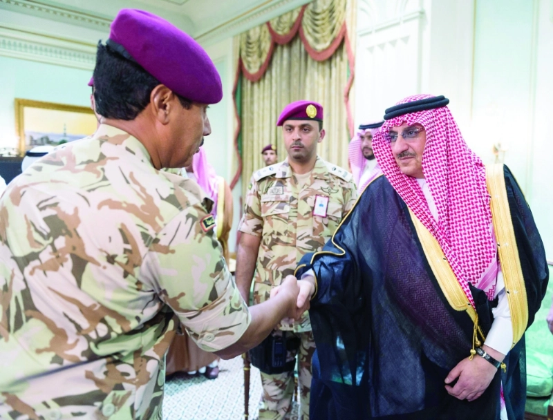 الأمير محمد بن نايف مصافحا أحد القادة العسكريين خلال اللقاء