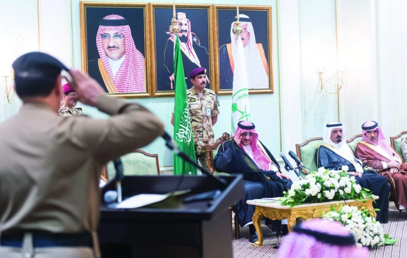 الأمير محمد بن نايف لدى لقائه قادة القطاعات العسكرية المشاركة بالحج أمس الأول في منى (واس)