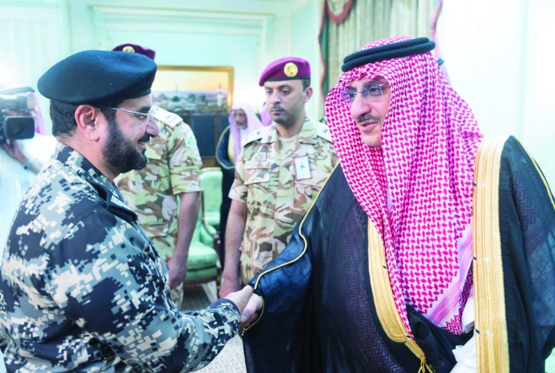 الأمير محمد بن نايف مصافحا أحد القادة العسكريين خلال اللقاء