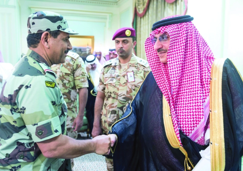 الأمير محمد بن نايف مصافحا خالد الحربي خلال اللقاء