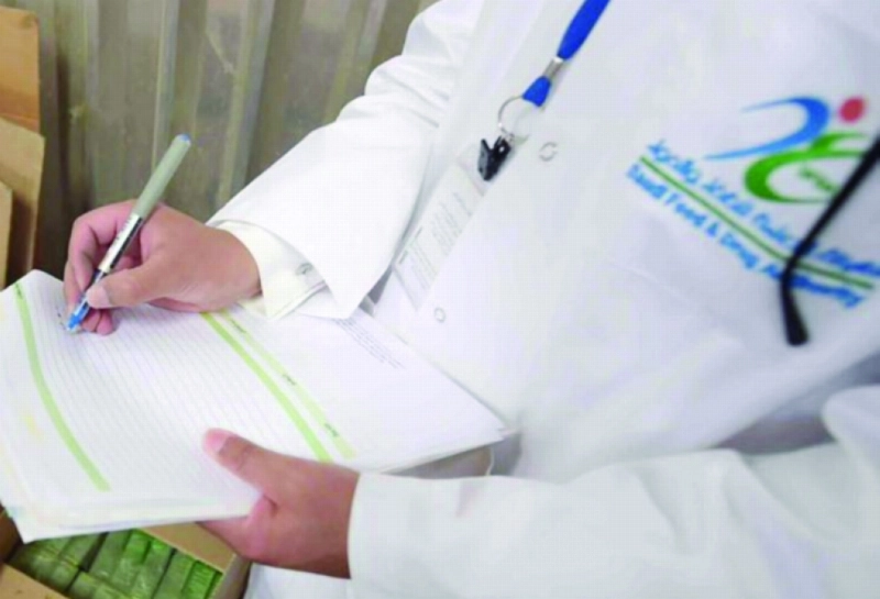 مفتش من الهيئة يسجل ملاحظته
