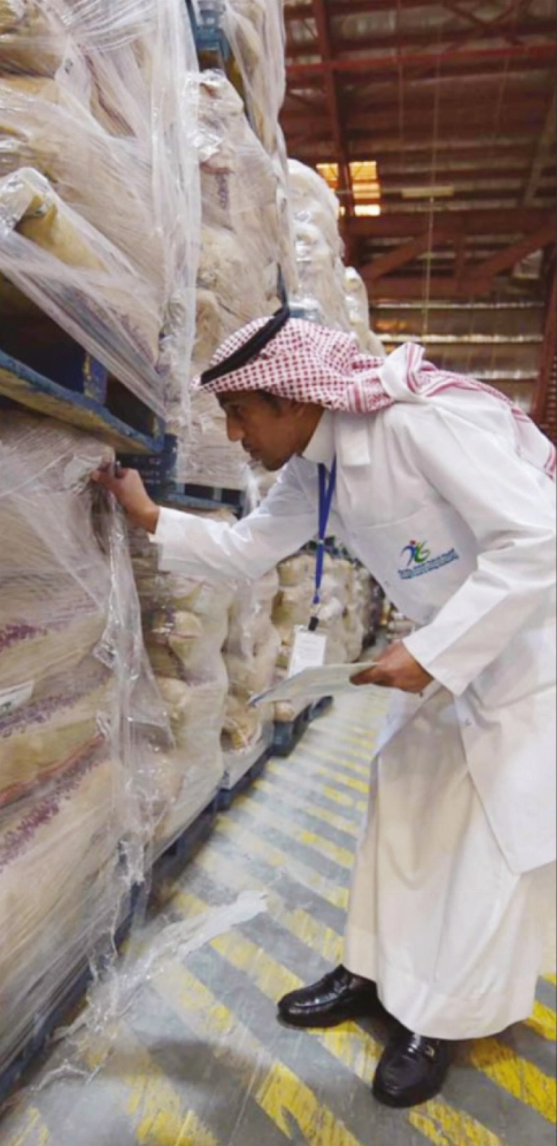 مفتش من هيئة الغذاء والدواء يعاين أغذية ( مكة )