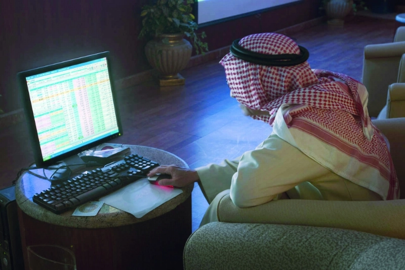 مستثمر سعودي يتابع شاشة تداول (مكة)