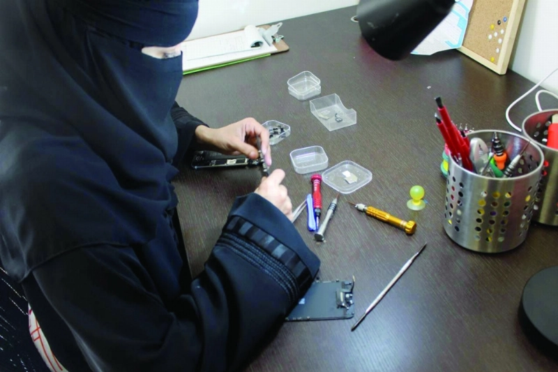 سيدة تعمل بمجال صيانة الجوالات (مكة)