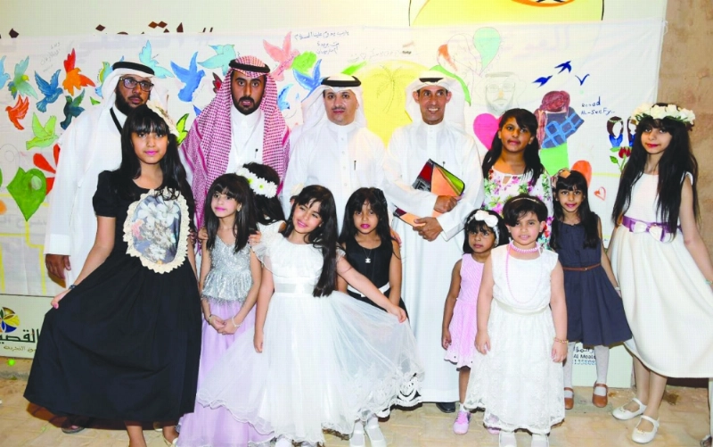 مشاركون في رسم اللوحة (مكة)