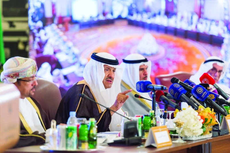 سلطان بن سلمان متحدثا في الندوة (مكة)