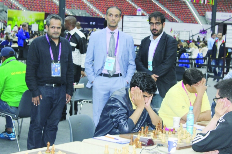 عثمان القصبي يتوسط اثنين من المشاركين في الأولمبياد (مكة)