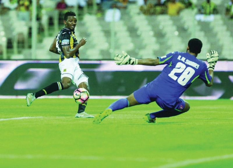 عبدالله السديري يحاول التصدي لكرة اتحادية (إعلامي الاتحاد)