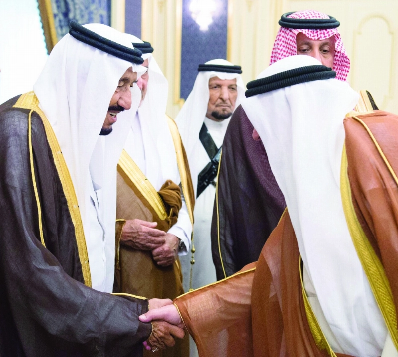 الملك سلمان مستقبلا أحد الحضور