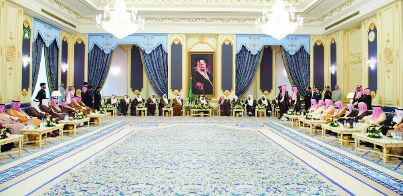 الملك سلمان لدى استقباله الأمراء والعلماء والوزراء وجموعا من المواطنين في قصر السلام بجدة (واس)