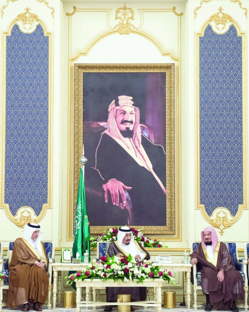 الملك سلمان خلال الاستقبال ويبدو خالد الفيصل