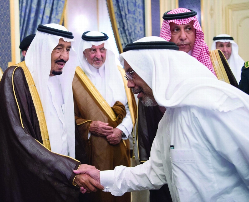 الملك سلمان مستقبلا أحد الحضور