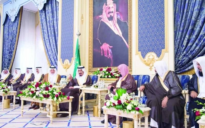 الملك سلمان لدى استقباله الأمراء والعلماء والوزراء وجموعا من المواطنين في قصر السلام بجدة (واس)