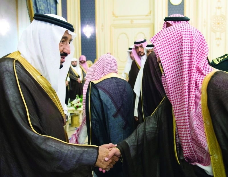 الملك سلمان مستقبلا أحد الحضور