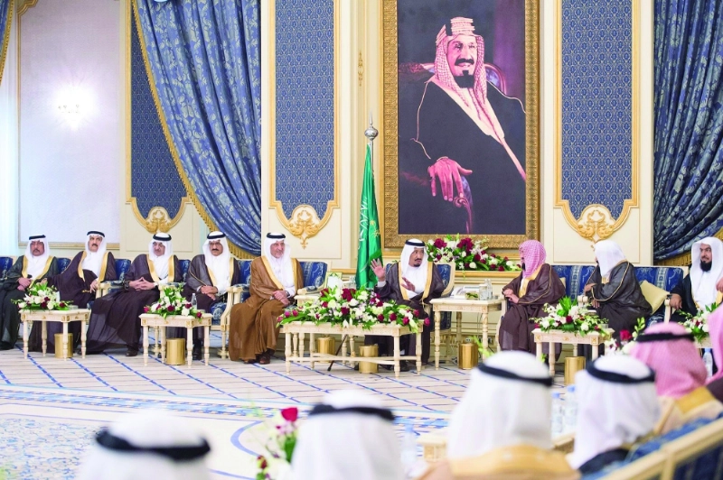 الملك سلمان لدى استقباله الأمراء والعلماء والوزراء وجموعا من المواطنين في قصر السلام بجدة (واس)