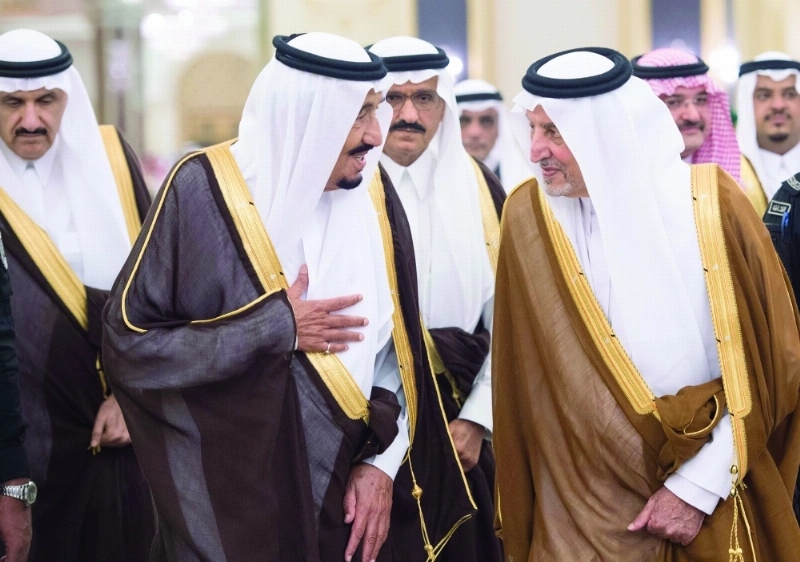 الملك سلمان في حديث مع خالد الفيصل لدى وصوله إلى مقر الاستقبال