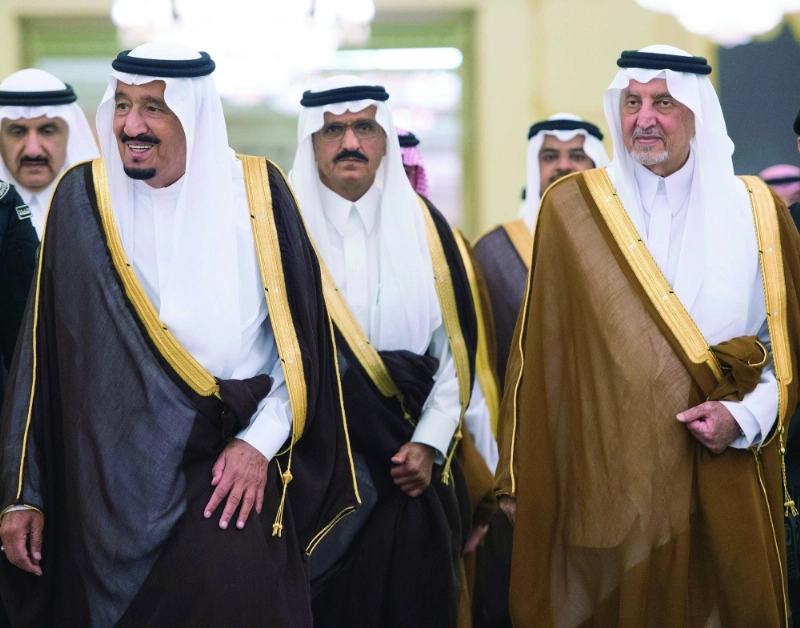 الملك سلمان لدى وصوله إلى مقر الاستقبال ويبدو خالد الفيصل